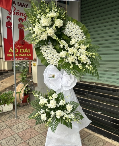 Vòng hoa trắng chia buồn giá rẻ tại bình long bình phước