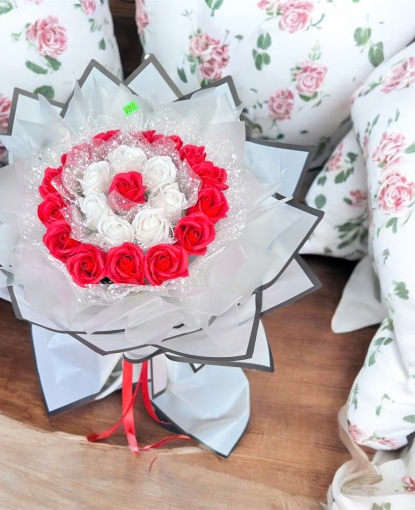 Bó hoa hồng sáp đỏ kết hợp trắng